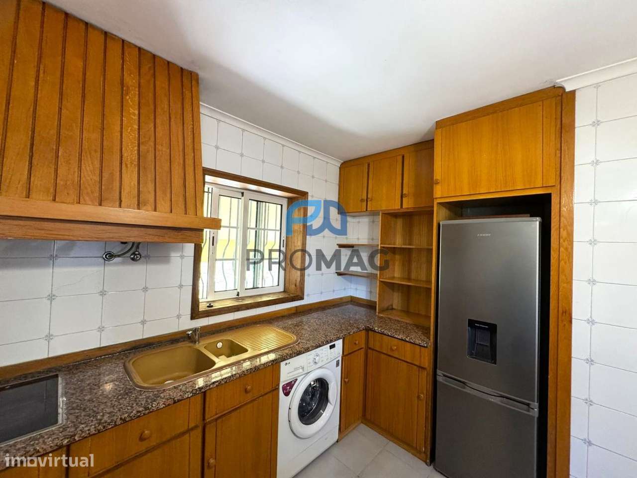 Moradia com excelente área, piscina e plena privacidade-20