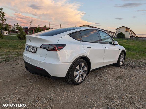 Tesla Model Y - 3