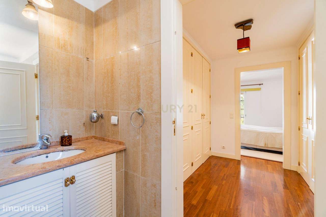 Moradia Isolada T6 com Garagem e Piscina Coberta na Quinta da Beloura-28