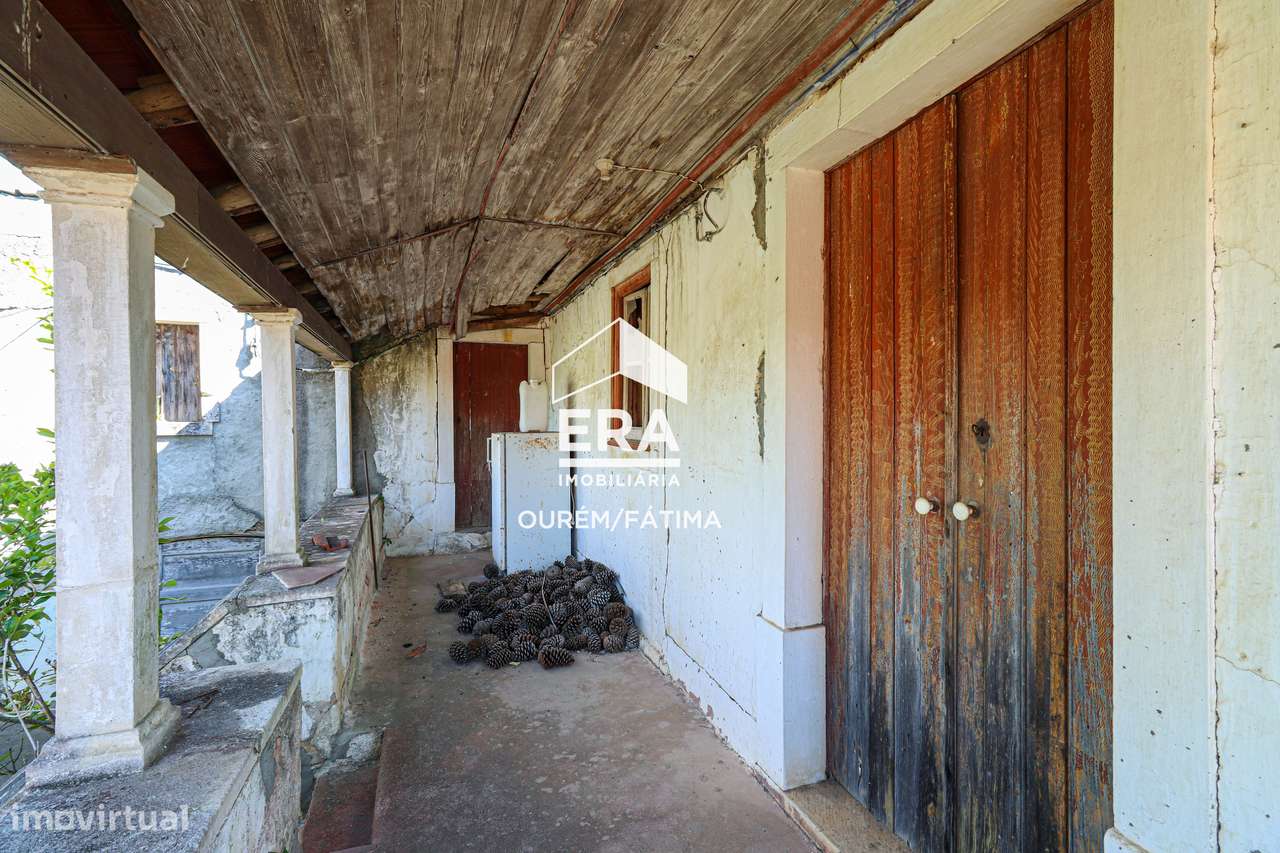 Moradia T2 com quintal localizada no Olival-7