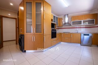 Apartamento T3, com garagem e cozinha equipada, em Coimbra