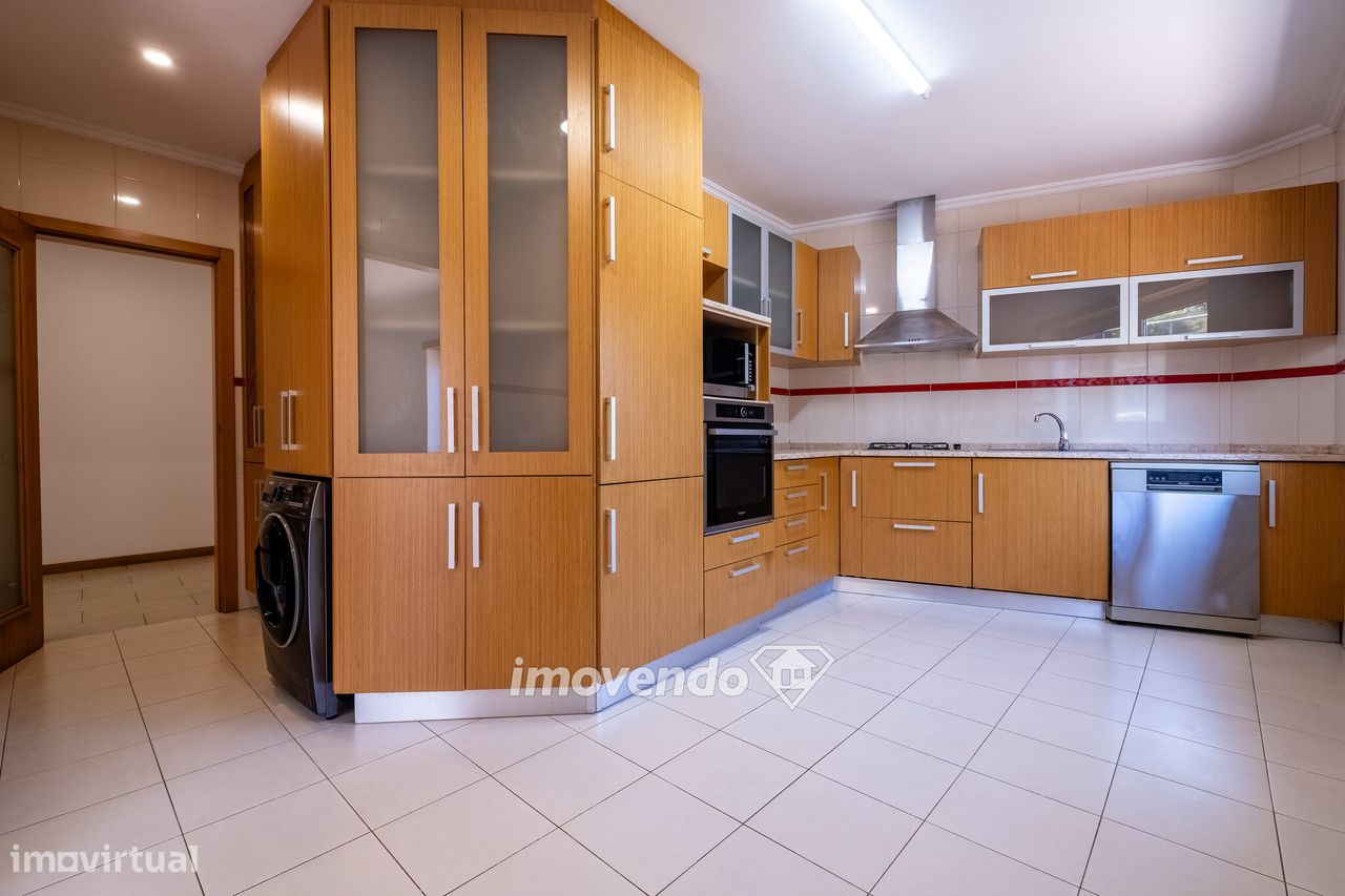 Apartamento T3, com garagem e cozinha equipada, em Coimbra