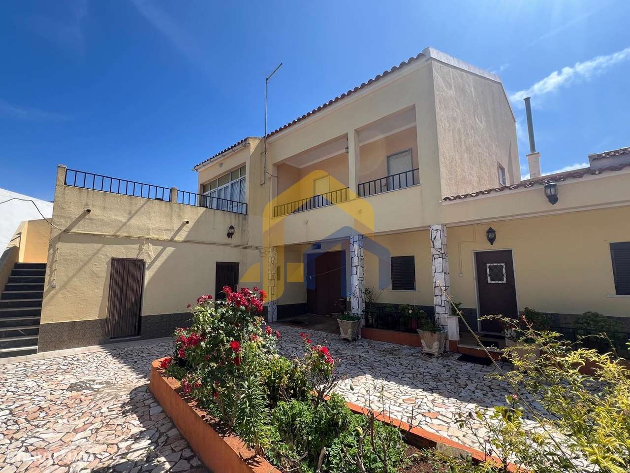 Moradia T4, no centro de Estremoz com quintal-5