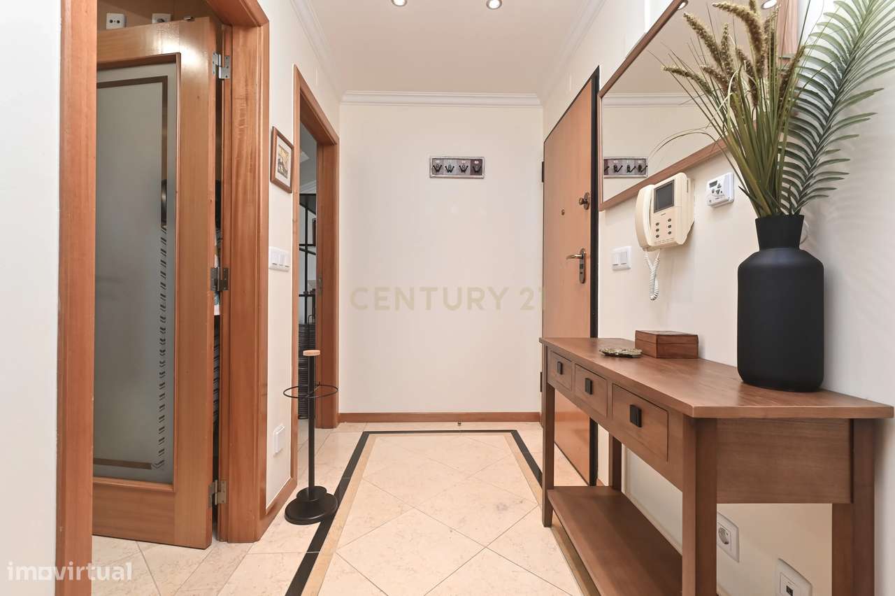 Apartamento T2 com garagem box e acessos adaptados na Urbanização Oute-7