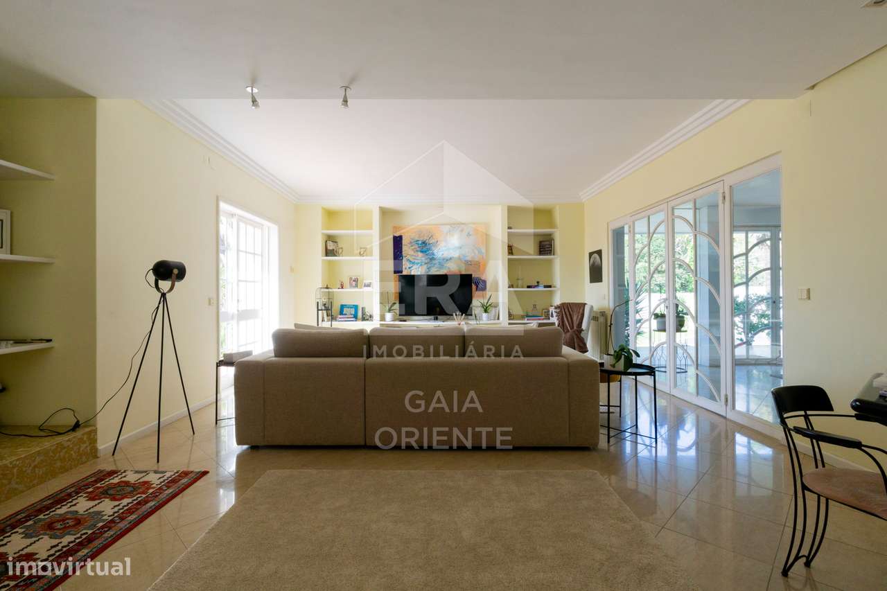 Moradia T8 com jardim e piscinas em Miramar-18