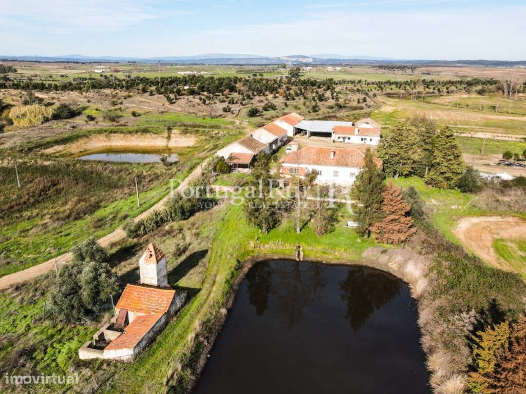 Quinta com casa de habitação T5 e diversas construções-28