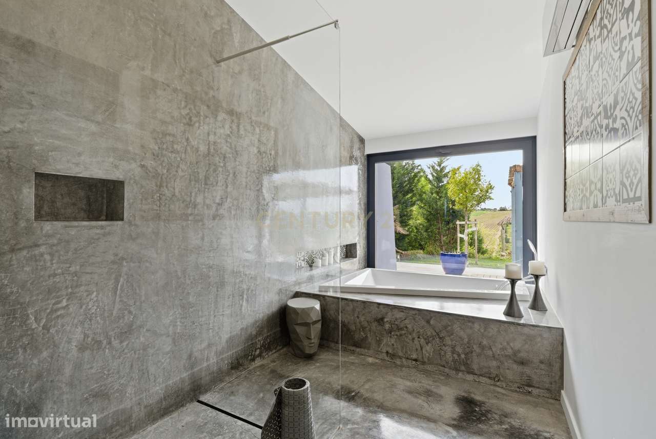Quintinha T4 com edificação contemporânea no coração do Oeste, com ter-25