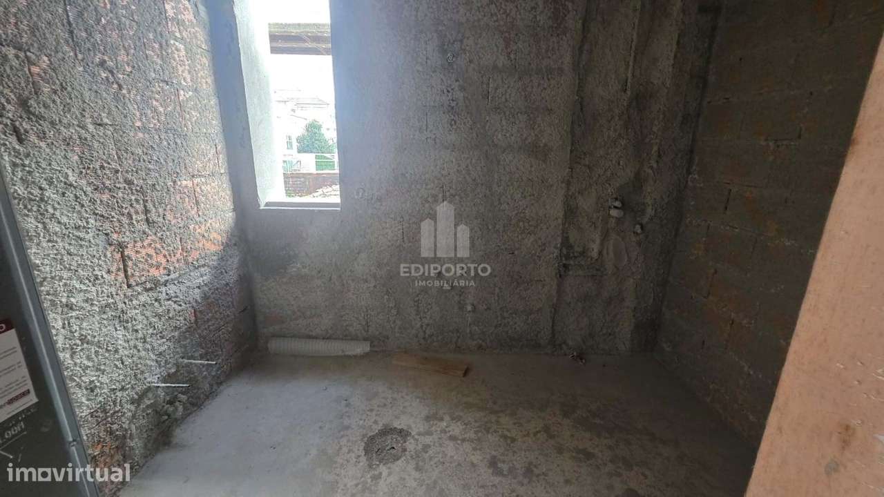 Apartamento T2 com terraço e garagem localizado a 5minutos a pé da Est-10