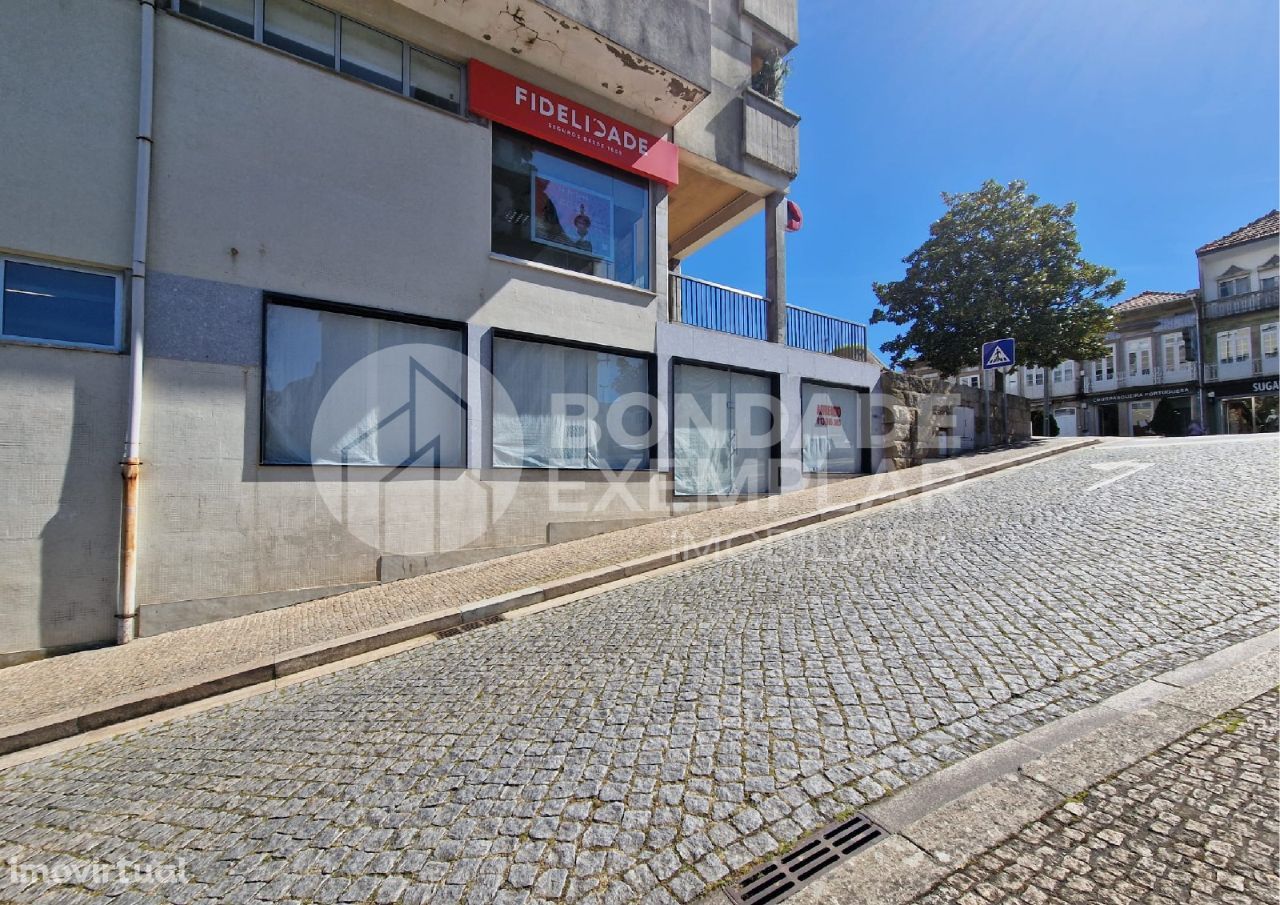 Vende-se ou arrenda-se Loja p/ comércio ou serviços-Centro de Penafiel