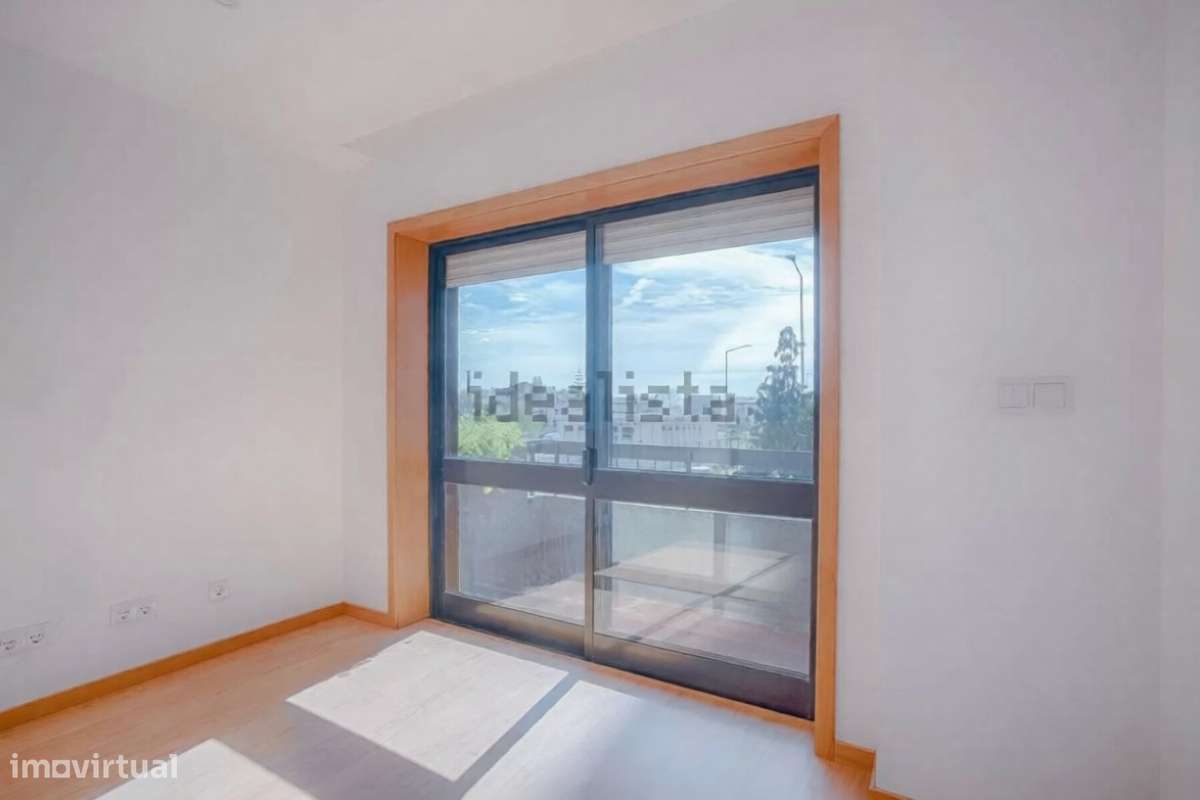 T2 Renovado Excelente Luminosidade, Varandas e Acabamentos Modernos-4