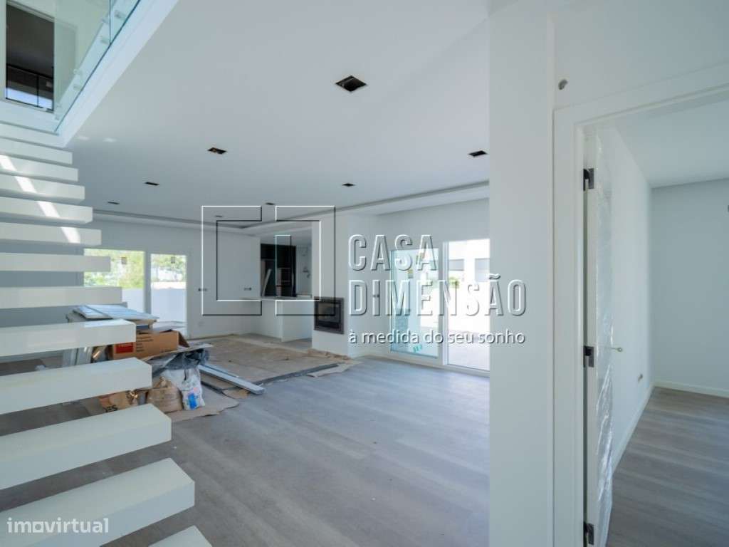 Moradia isolada de Arquitectura Moderna de tipologia T4 na zona da ... - Grande imagem: 4/60