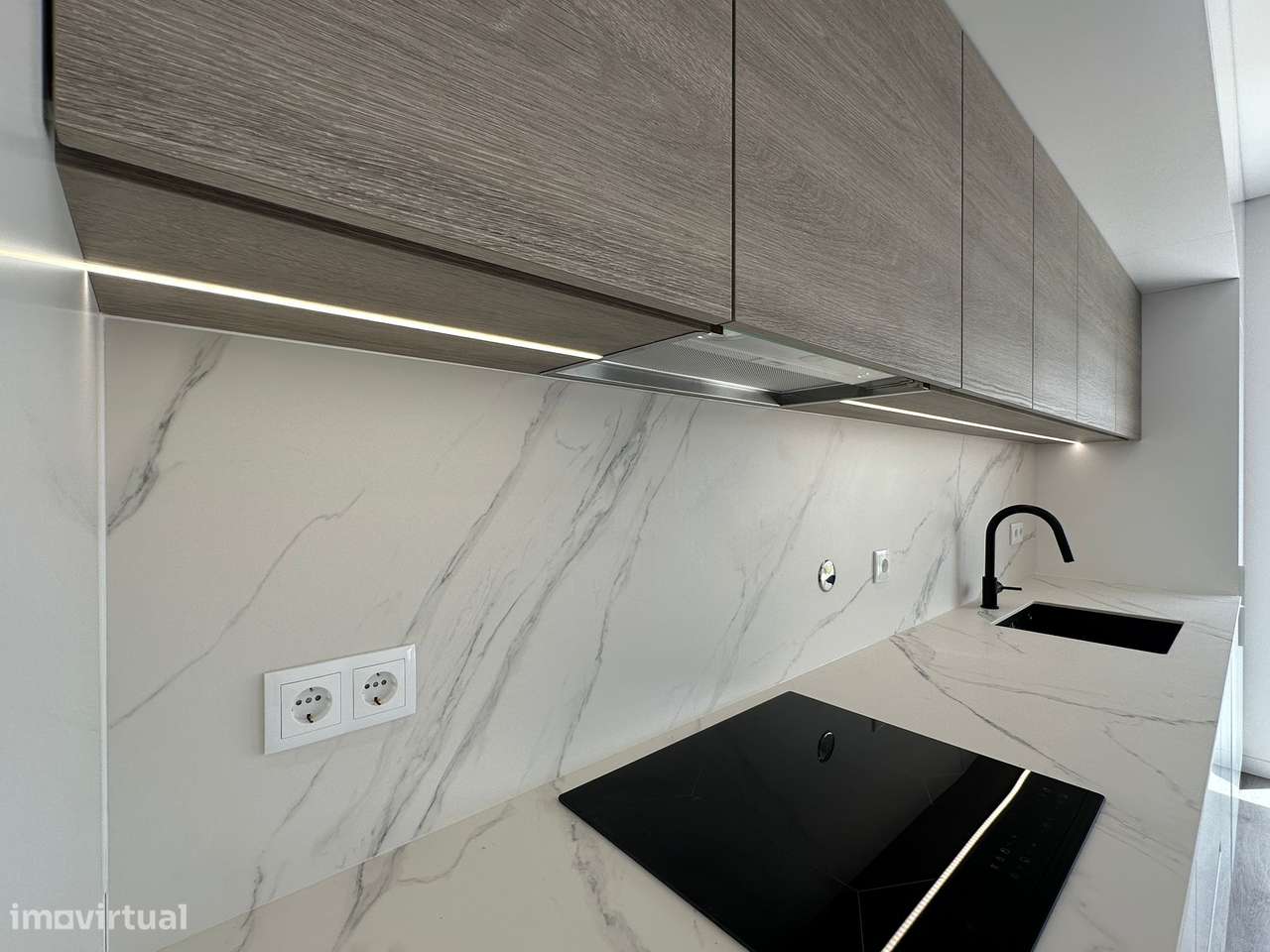 Moradia T3 com terraço e garagem, próxima a praias-5