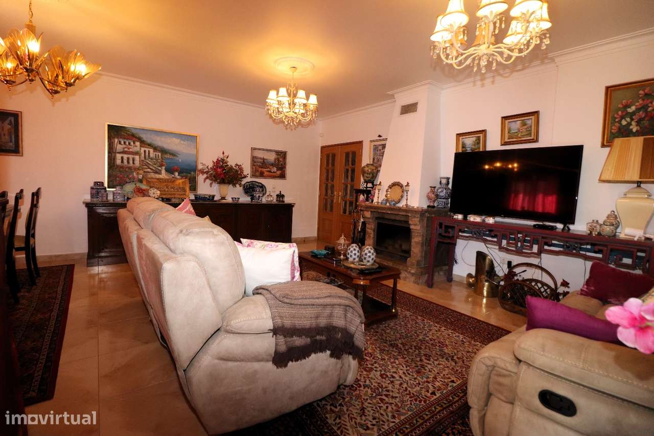 Moradia T4 com Piscina, Cave Ampla-33