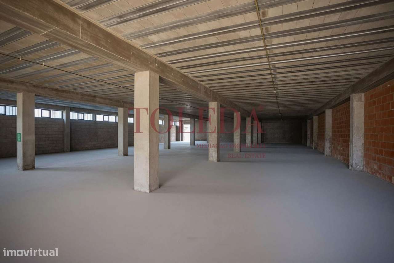 Armazém com 700m2 em zona Industrial-8