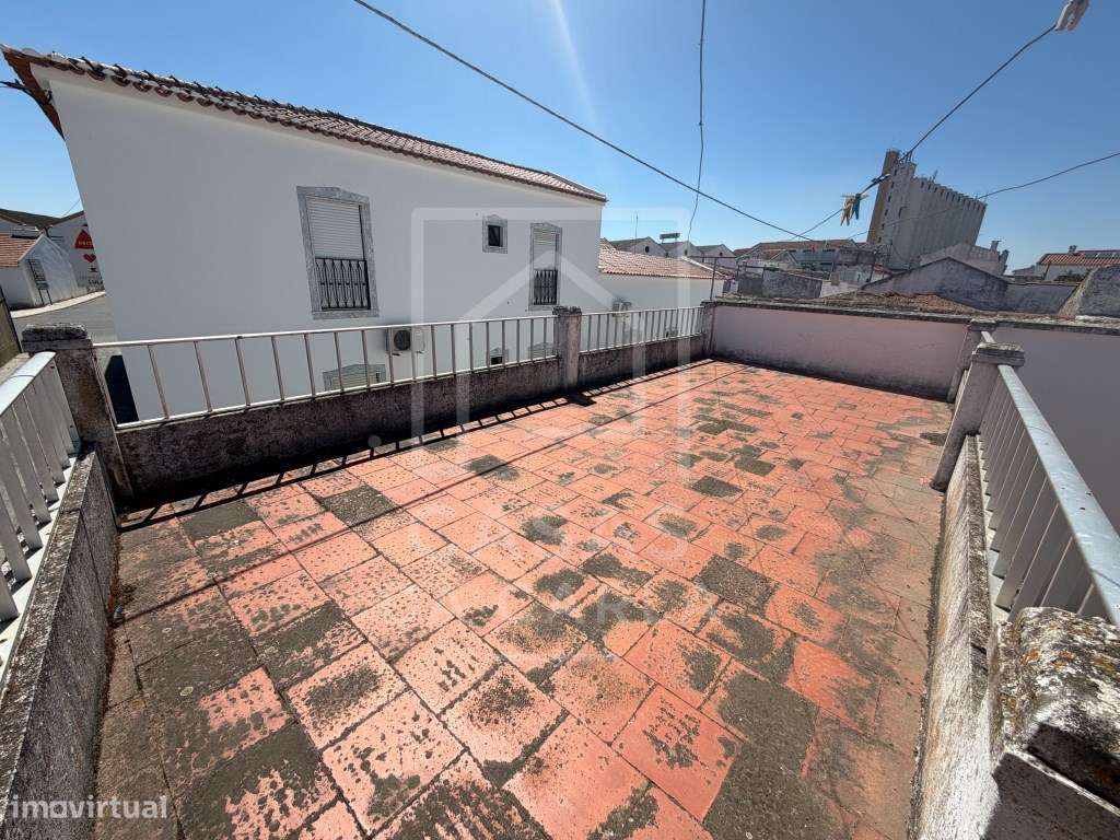 Moradia Familiar de Excelentes Áreas e Grande Potencial-38