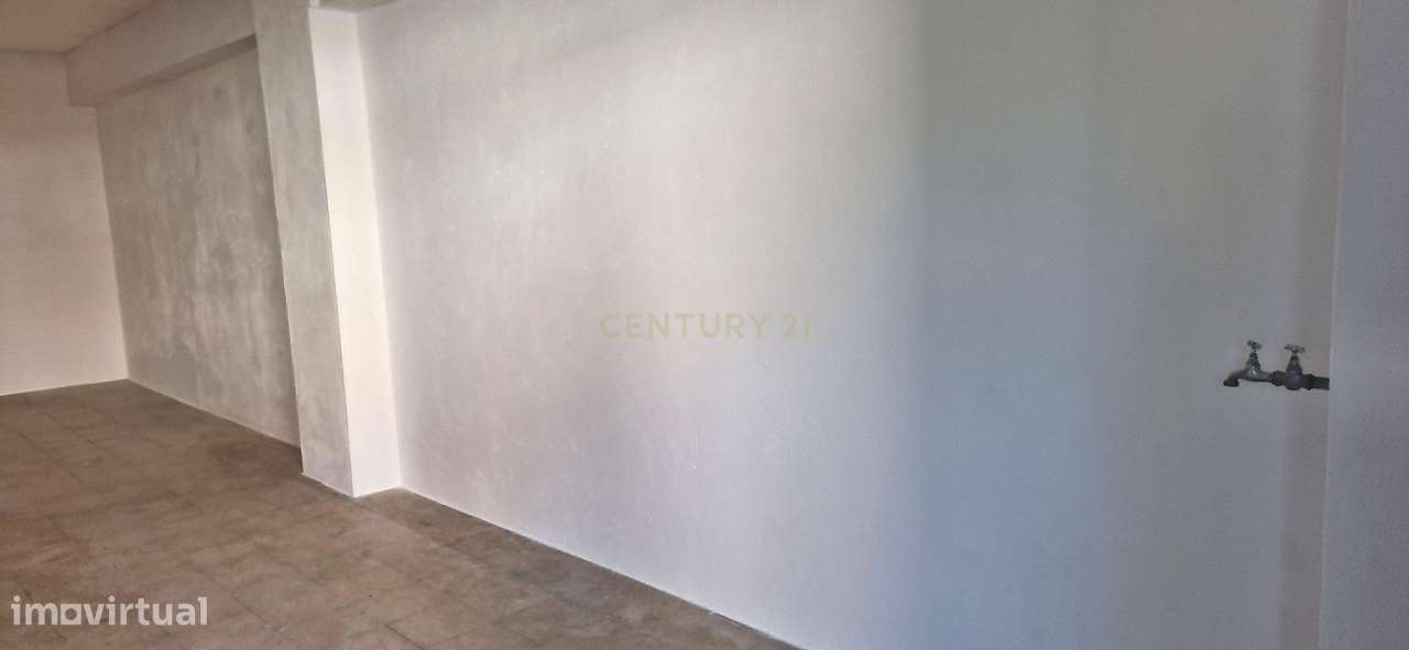 Garagem ampla com acesso direto à rua em Mem Martins, Sintra - Grande imagem: 4/9