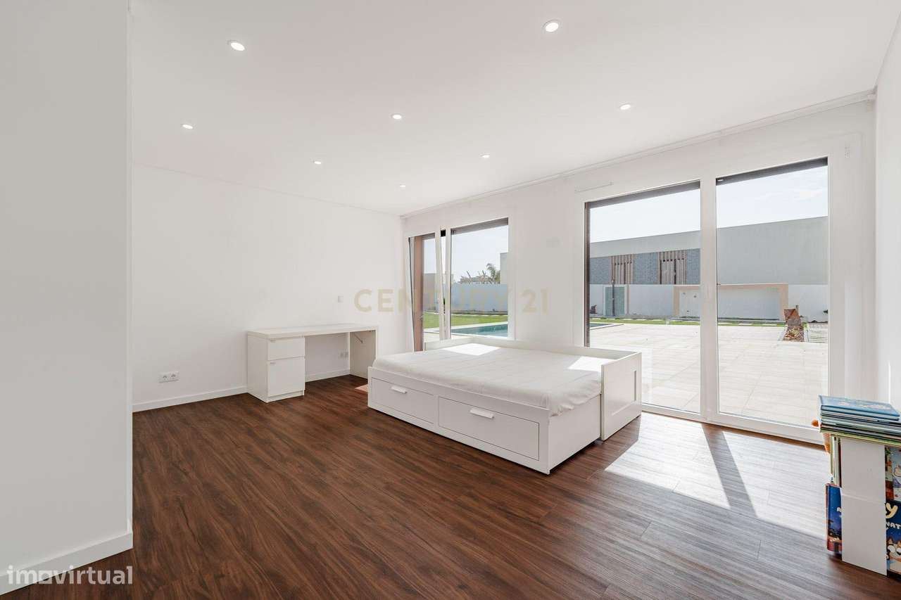 Moradia T4 em Fernão Ferro, Seixal, com Piscina e enorme Jardim-29