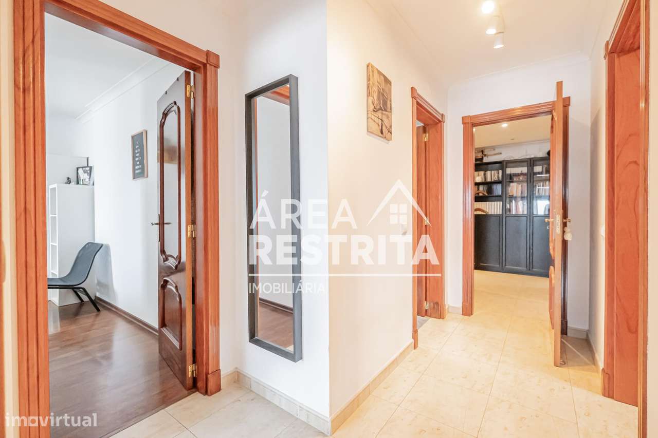 Apartamento T3 com parqueamento e elevador nos Fidalguinhos, Barreiro-31