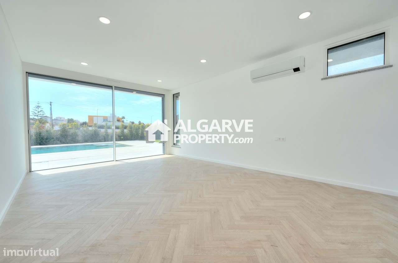 Fantástica Moradia V4 Chave na Mão perto da Praia na Galé, Algarve - Grande imagem: 4/60