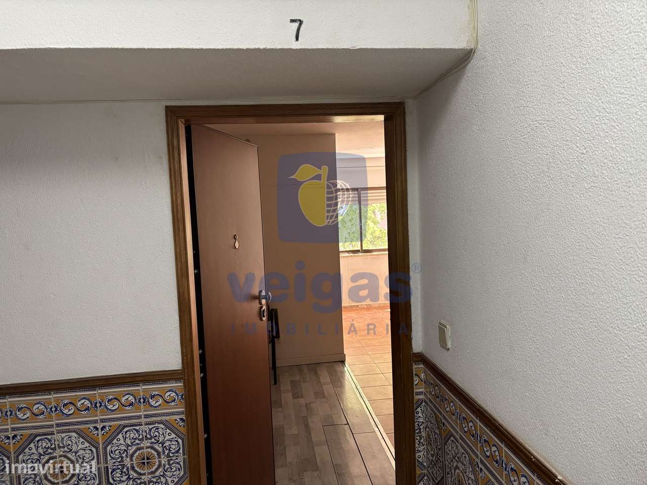 Atelier / Estúdio transformado em T1 no centro da Agualva-5