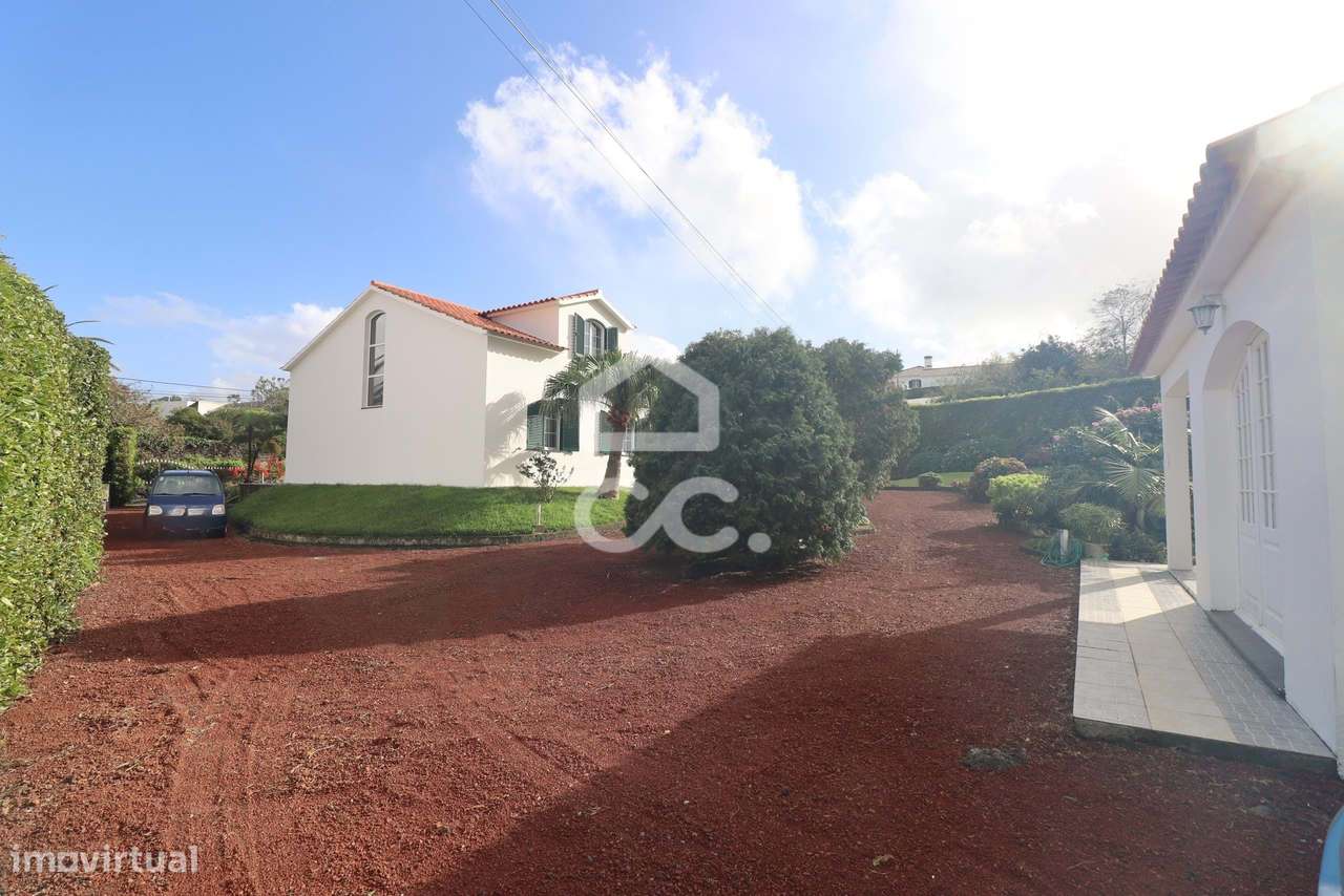 Moradia com 4 Quartos e Anexo T1  - São Vicente Ferreira - Ponta Delga-37