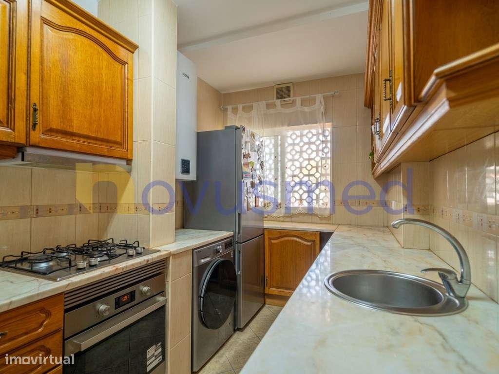 Apartamento T2 totalmente remodelado em zona central nas Ferreiras-6