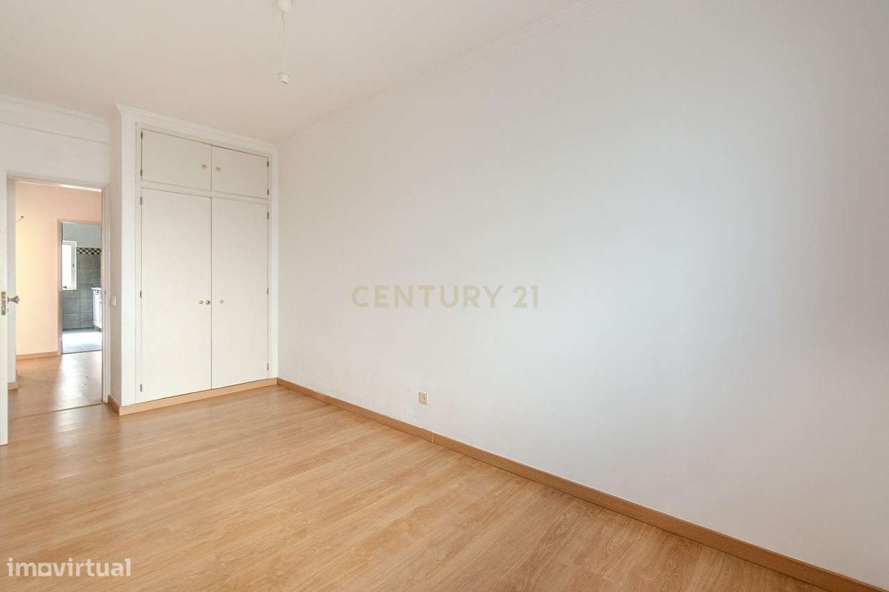 *Oportunidade: Apartamento T2 Remodelado na Baixa de Faro!*-24