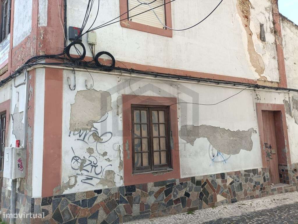 Edifício dois/três pisos-4