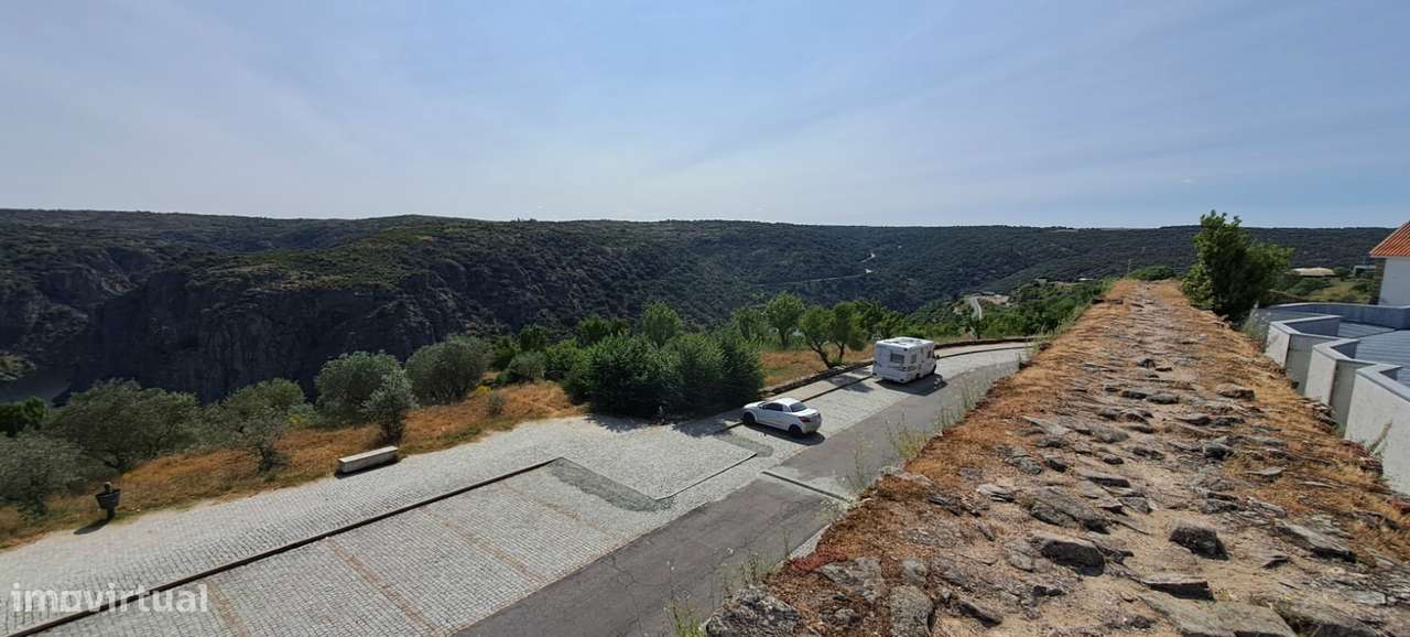 Moradia para Restaurar, zona histórica de Miranda do Douro-13