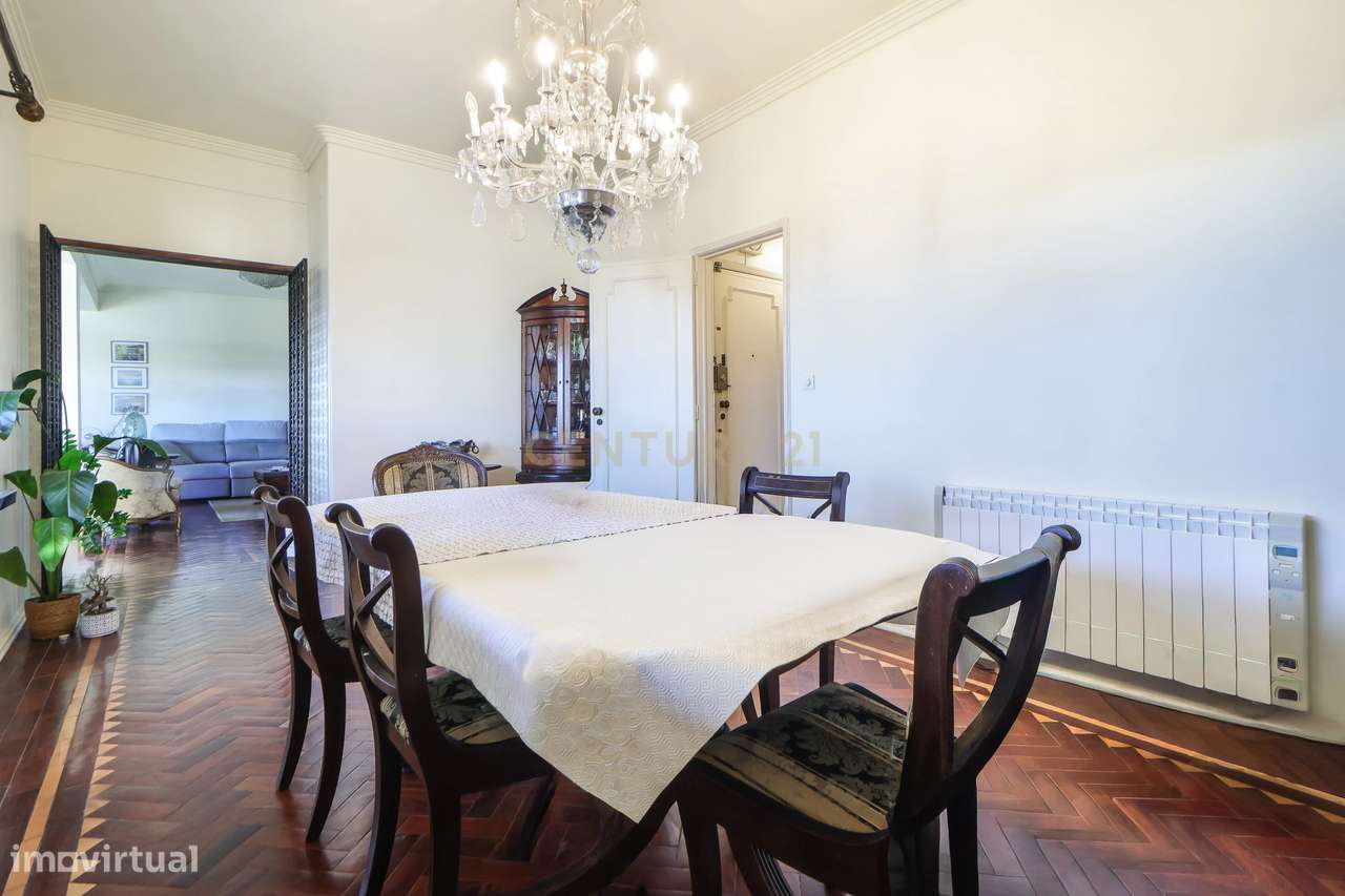 Espaçoso T4 transformado em T2 com terraço em Carnide, Lisboa - Oportu-6