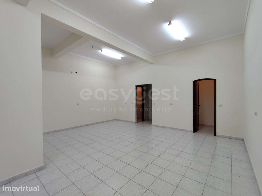 Loja comercial com 2 wc(s) arrumos e espaço amplo com montra - Grande imagem: 4/13