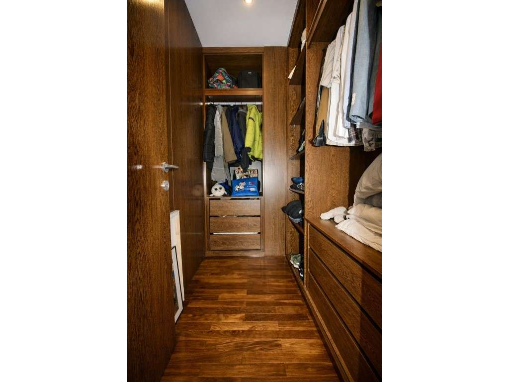 Moradia T4 com 4 frentes e jardim privado com árvores espaço e lumi...-20