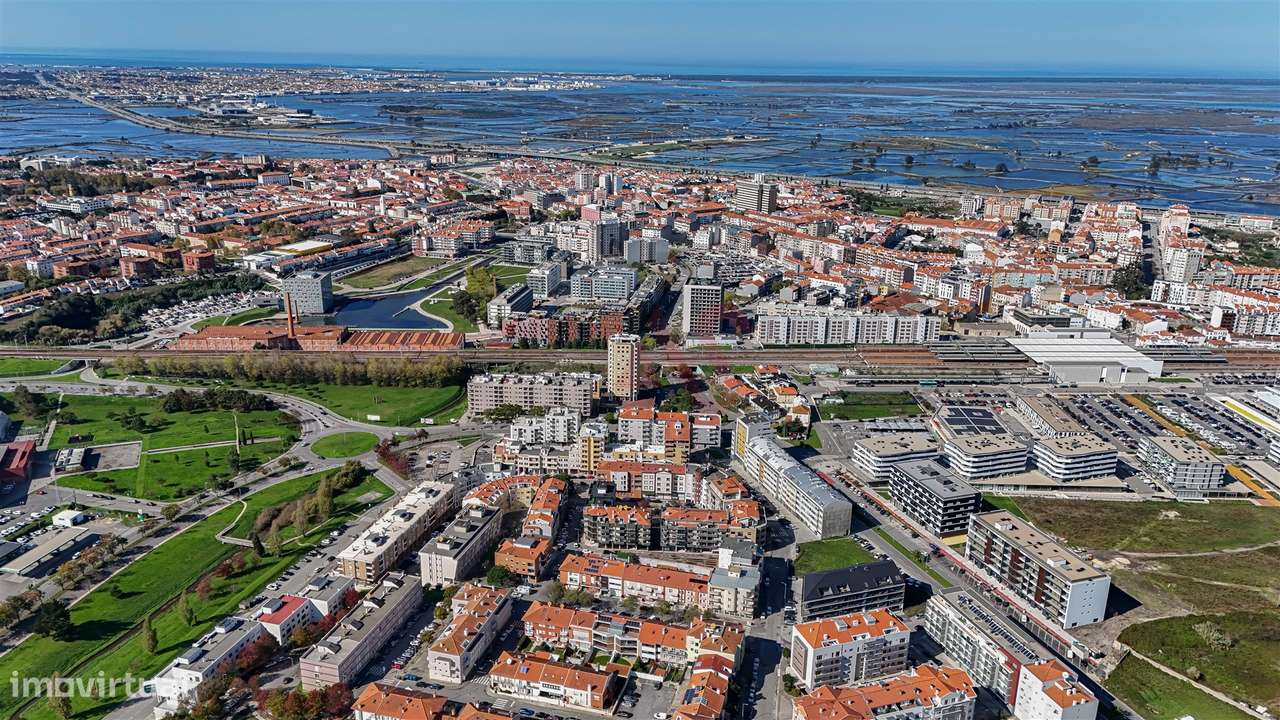 Moradia T4  de Luxo em pleno coração de Aveiro - aceitamos permuta - Grande imagem: 5/56