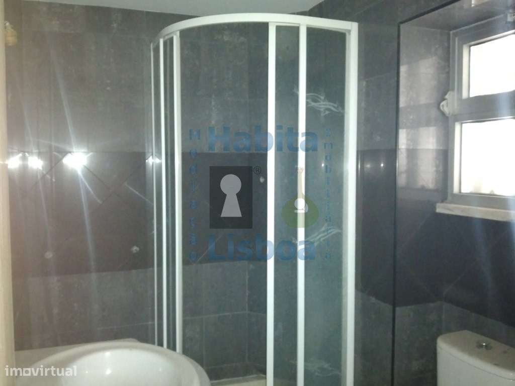 Moradia remodelada com terraço Junto à Baia do Seixal-29