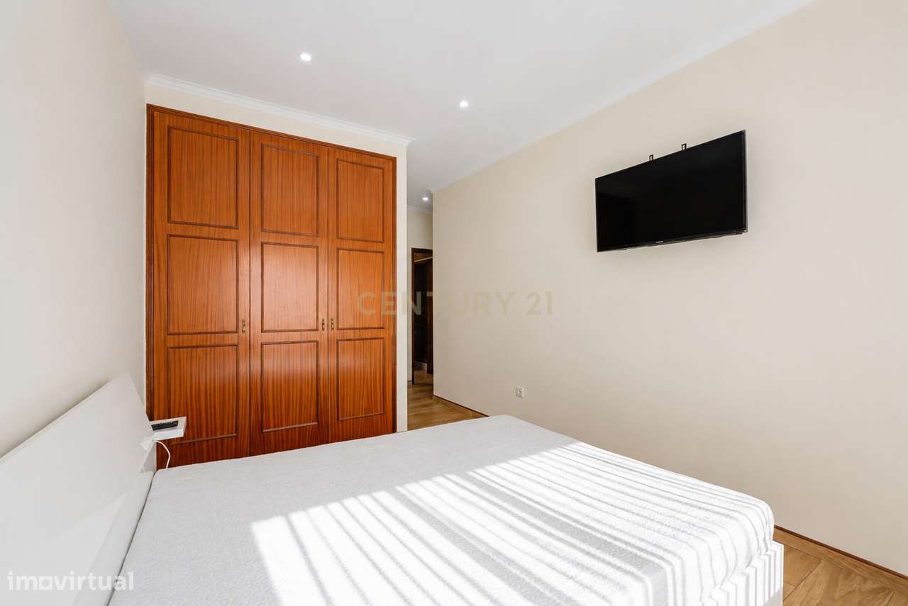 Apartamento T2 em Vila Nova de Gaia com Garagem e Elevador-4