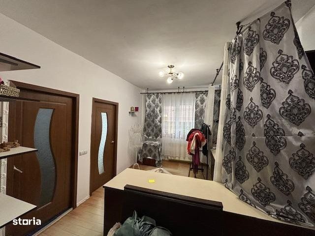 Apartament 4 camere, 2 bai,75 mp, zona Stejarului