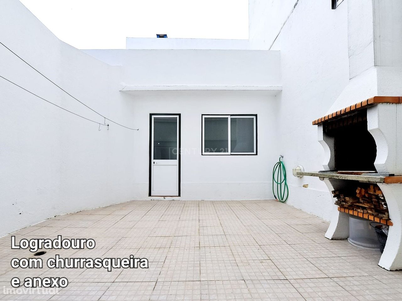 Apartamento com quintal com churrasqueira e anexo