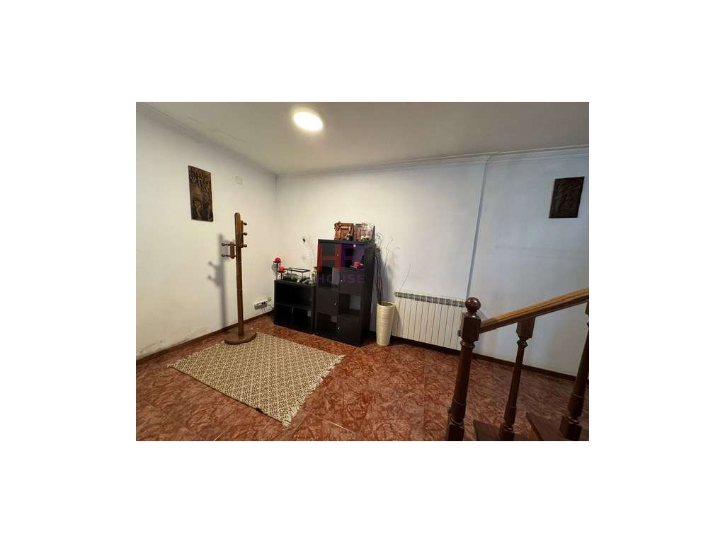 Vende-se Moradia Isolada M4+1 com garagem e jardim.-12