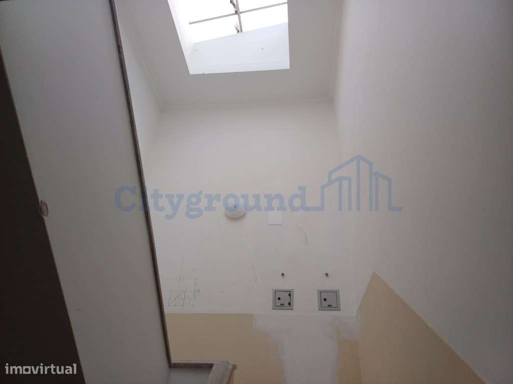 Excelente prédio renovado, de 10 fracções, em Benfica-3