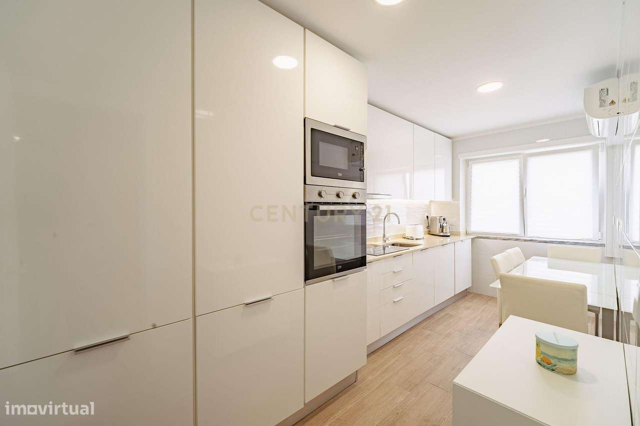 Apartamento T2 Remodelado na Torre da Marinha-0
