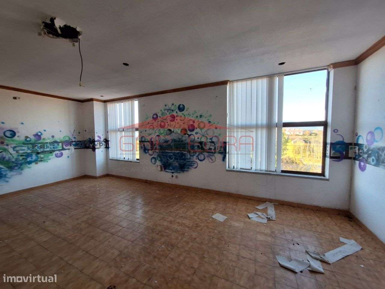 Moradia T4 com garagem e lareira perto das montanhas-15