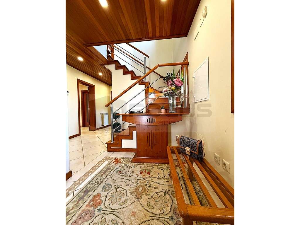 Espaçosa moradia T4 para venda em Esgueira-15