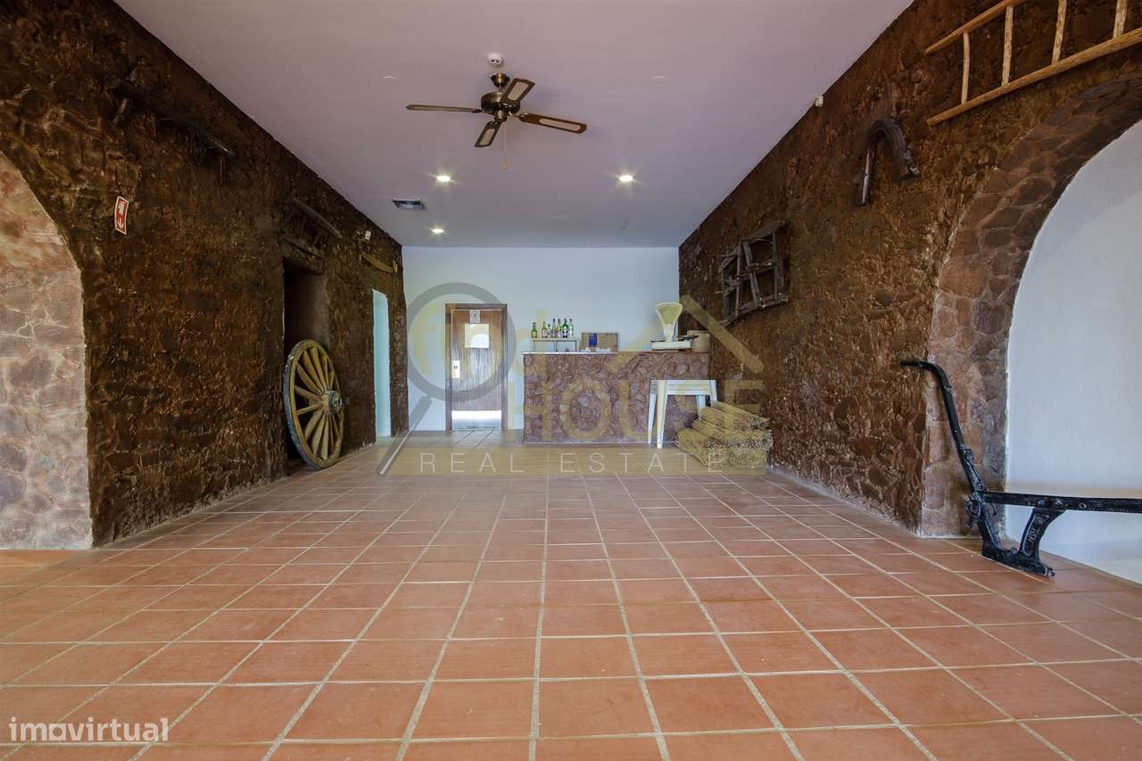 Quinta com Moradia, piscina e área para Loft com vista frontal para o - Grande imagem: 3/57