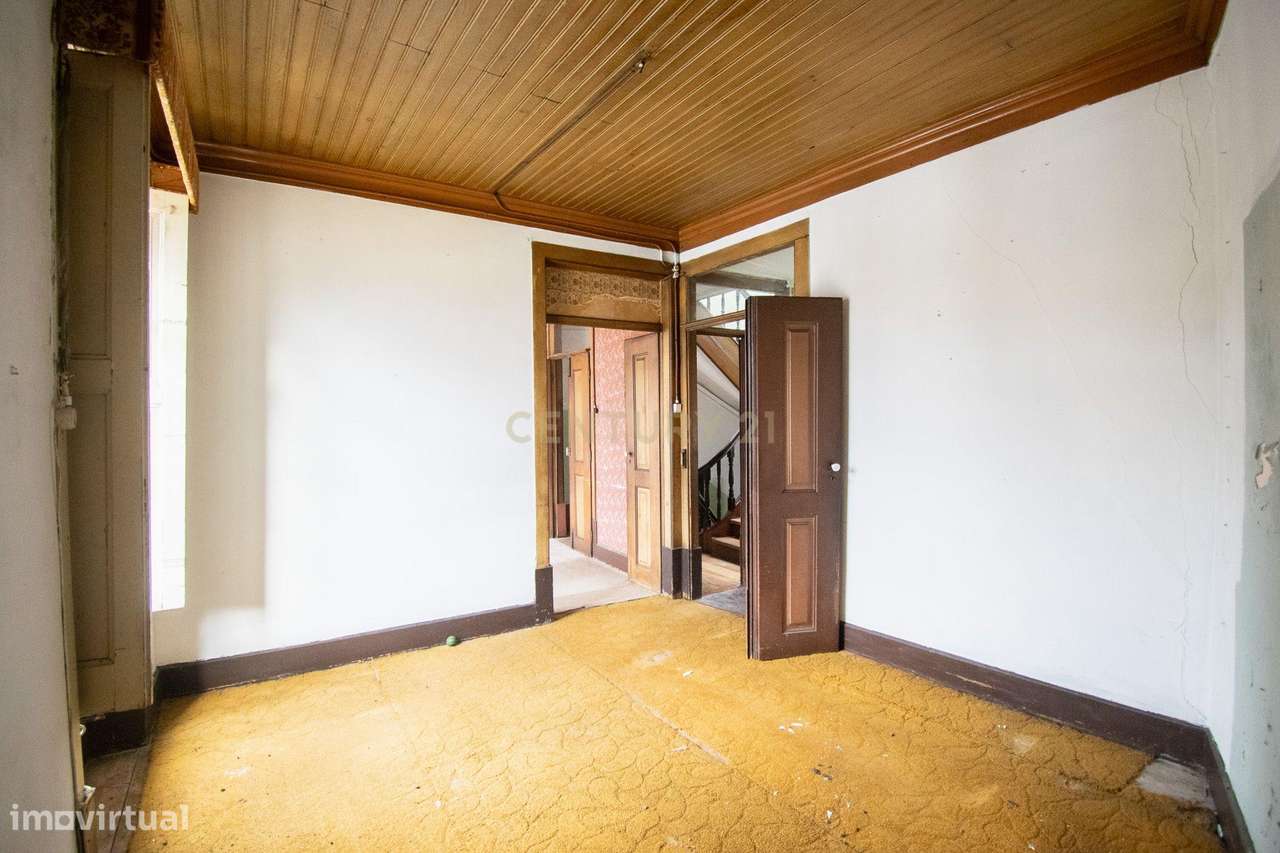 Prédio na emblemática Rua do Quebra Costas, no centro histórico de Coi-32