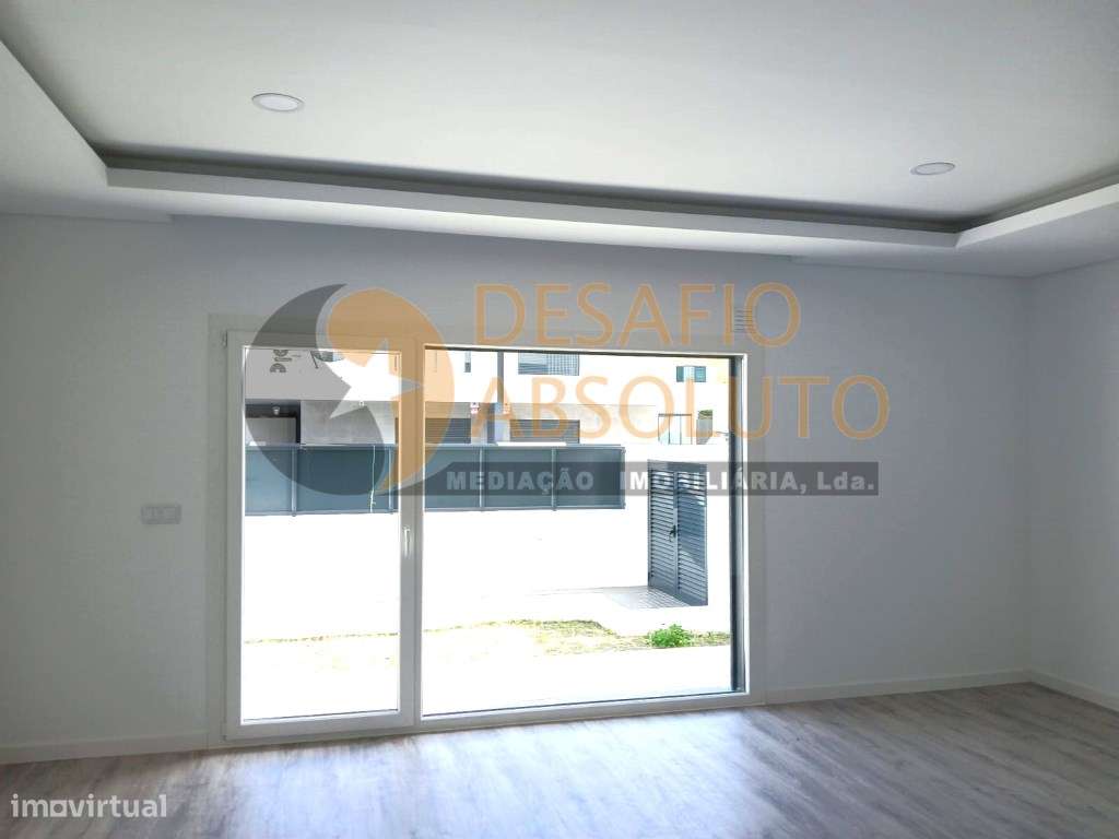 Moradia Geminada T3+1, Áreas Grandes. Fernão Ferro - Grande imagem: 4/20