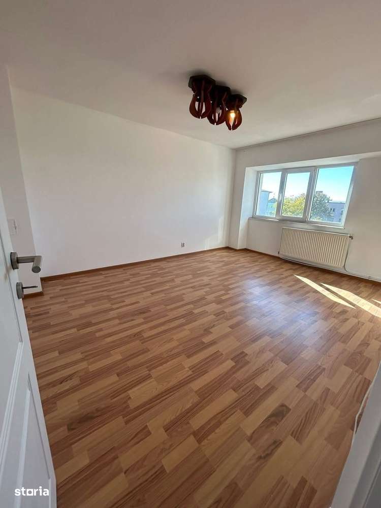 De vanzare 3 camere cu balcon, zona Pietonal, renovat complet, 65.000€ - Imagine principală: 2/8