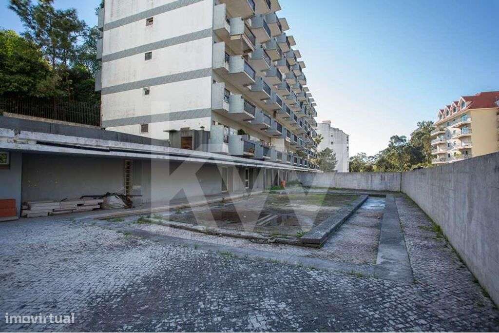 Imóvel com logradouro e piscina muito central no Estoril - Grande imagem: 5/27