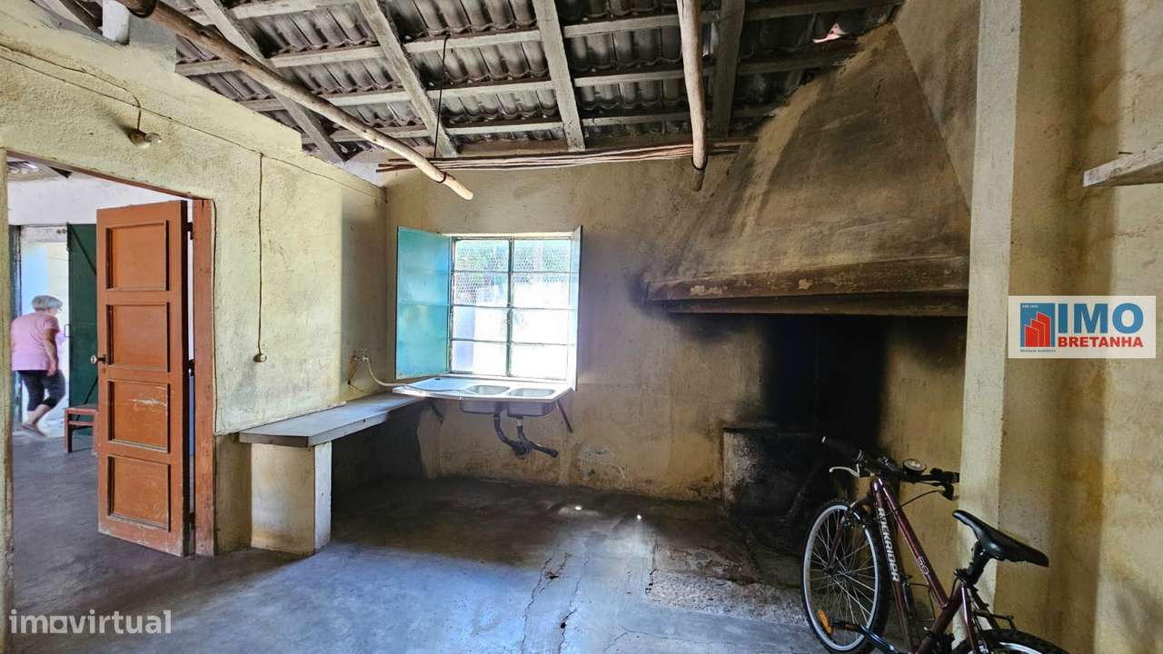 Garagem com terreno e anexos na Lousa-5