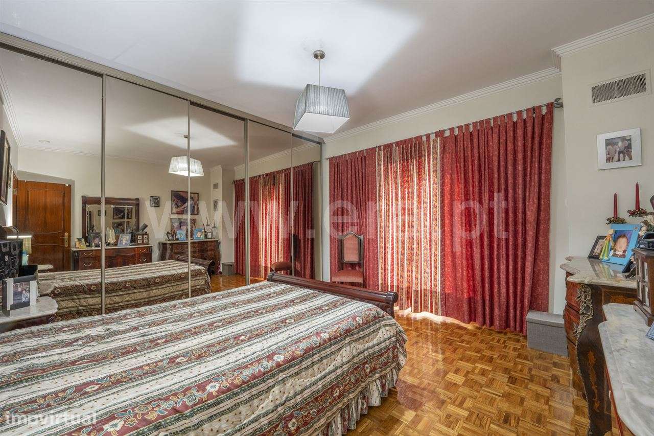 Moradia em Banda T5; Paivas-11