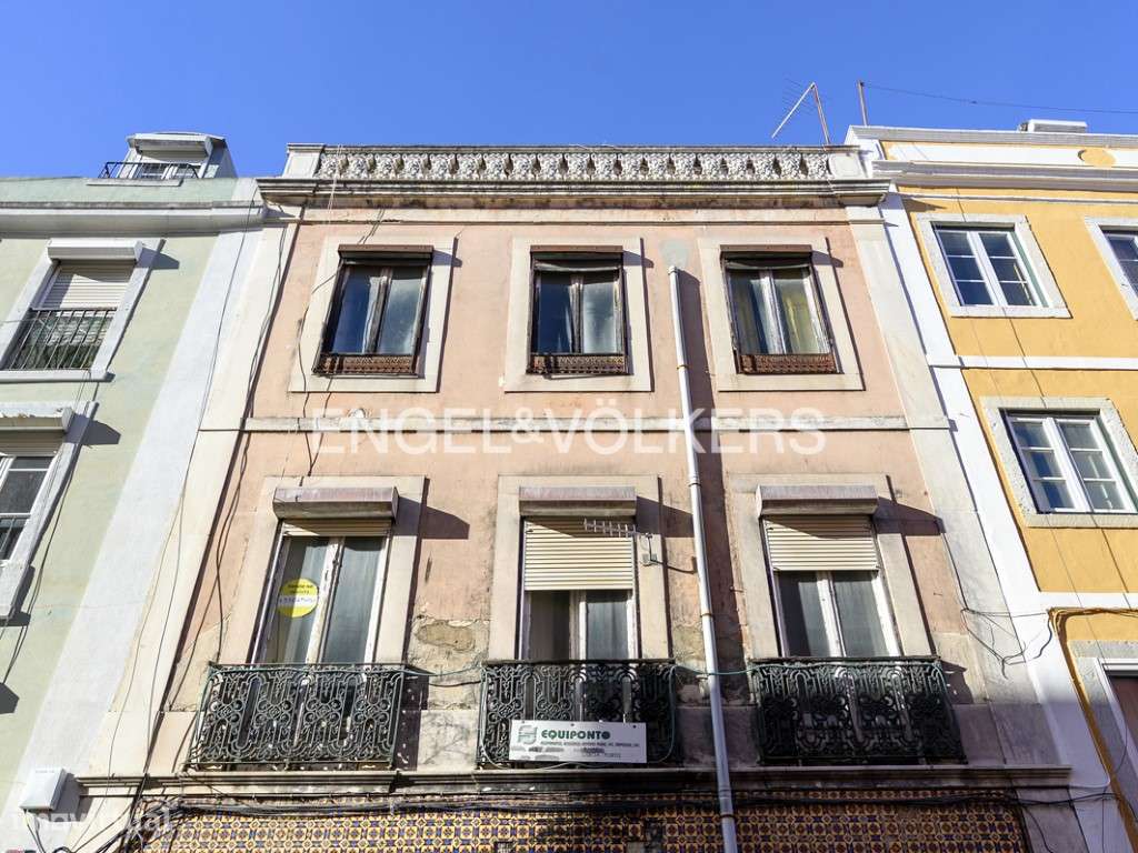 Prédio residencial para recuperar em Campo de Ourique - Grande imagem: 2/38